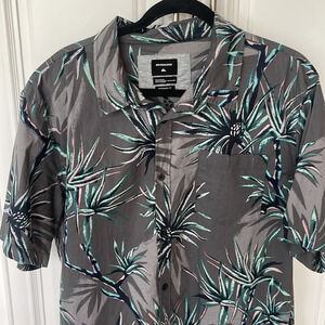 Quicksilver short sleeve button down casual shirt size XL tropical leaves
